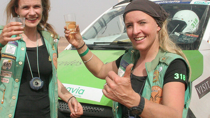 Prickelnde Belohnung: Navigatorin Vanessa Wagner (l.) und Fahrerin Viola Hermann aus Stuttgart stoßen auf den Rallye-Sieg an