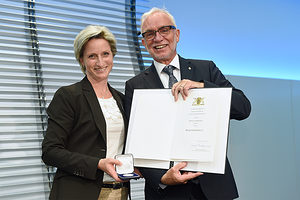 Die baden-württembergische Wirtschaftsministerin Dr. Nicole Hoffmeister-Kraut überreicht Claus Munkwitz die Staufermedaille des Landes.