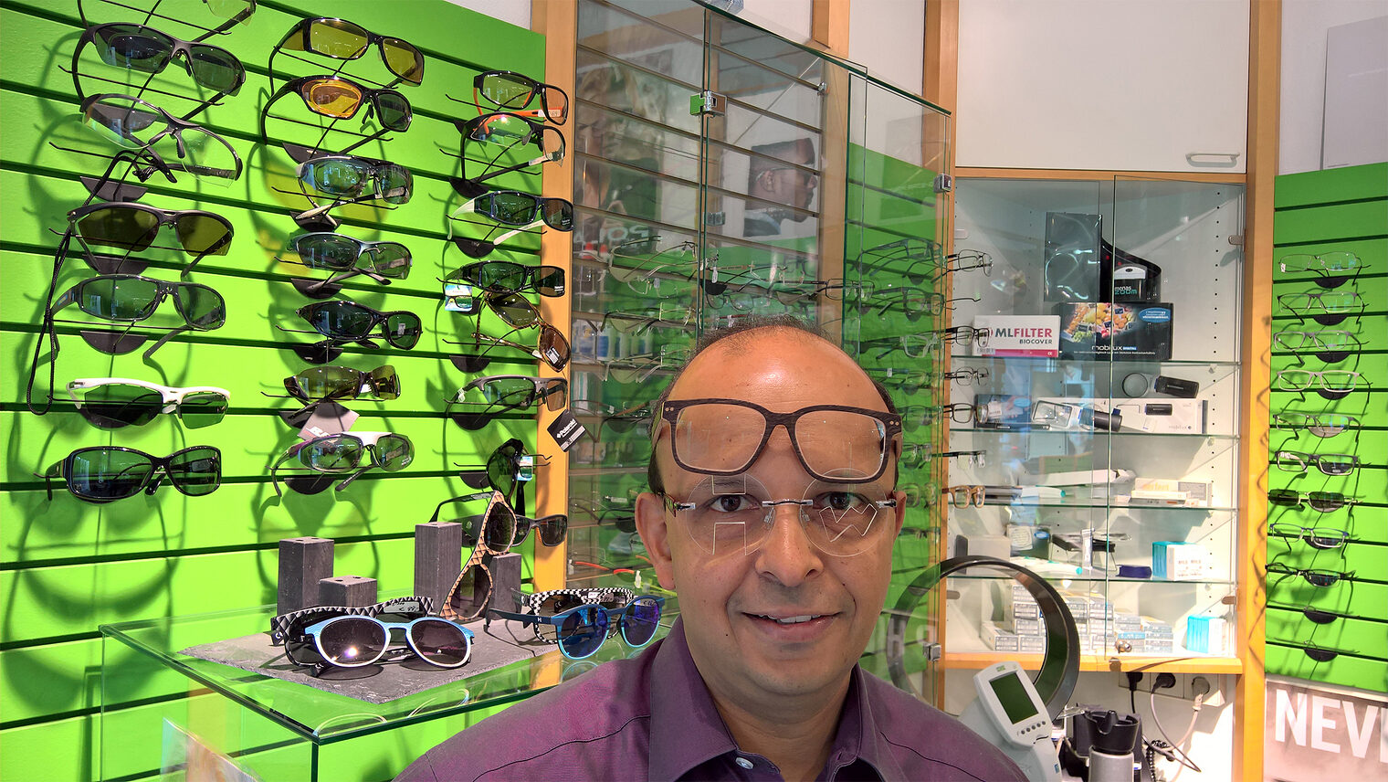 H + W = Handwerk! Augenoptikermeister Denis John trägt die Buchstaben H und W als Brille auf der Nase. Durchblick garantiert!
