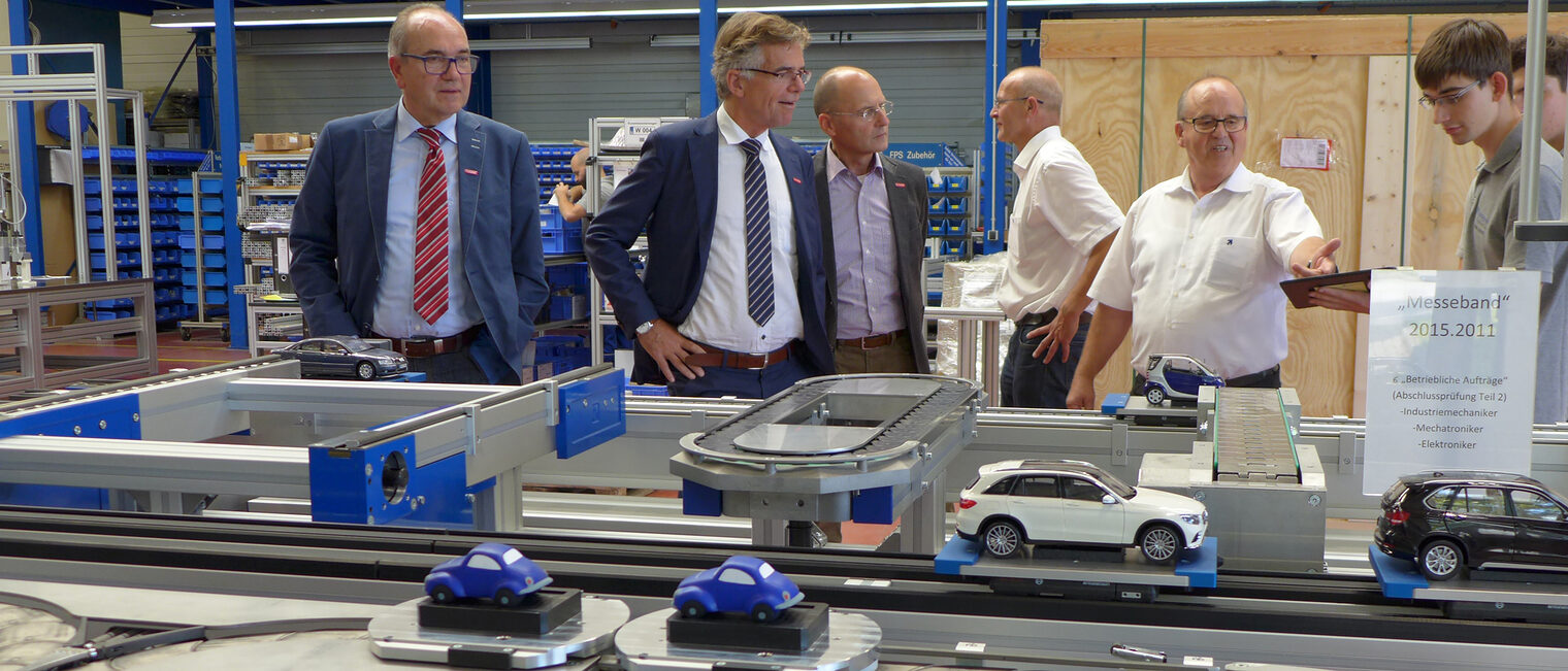 Spannende Einblicke in den Betriebsalltag erhielten der stellverstretende Geschäftsführer Bernd-Michael Hümer (1.v.l.) und Thomas Hoefling, Hauptgeschäftsführer der Handwerkskammer (2.v.l.), bei der Schnaithmann Maschinenbau GmbH in Remshalden.