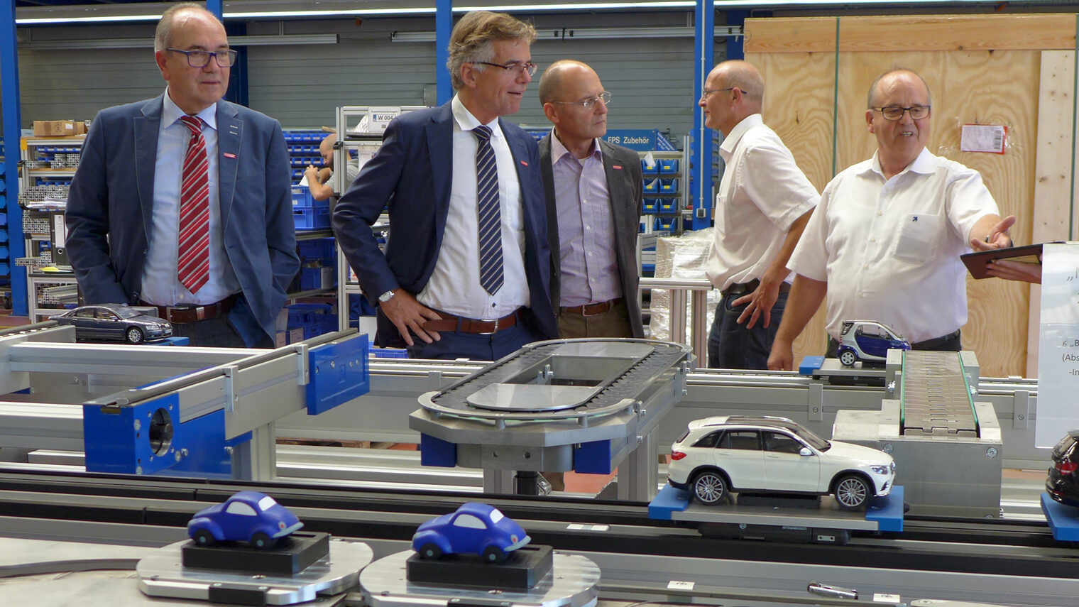 Spannende Einblicke in den Betriebsalltag erhielten der stellverstretende Geschäftsführer Bernd-Michael Hümer (1.v.l.) und Thomas Hoefling, Hauptgeschäftsführer der Handwerkskammer (2.v.l.), bei der Schnaithmann Maschinenbau GmbH in Remshalden.