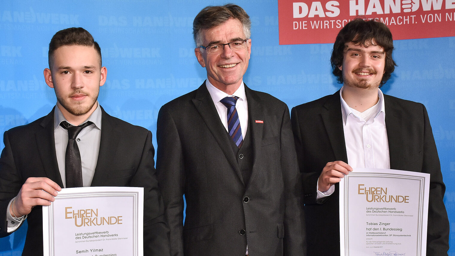 Strahlende Sieger: Die PLW-Gewinner Semih Yilmaz und Tobias Zinger mit unserem Hauptgeschäftsführer Thomas Hoefling (Mitte) bei der Preisverleihung in Berlin.