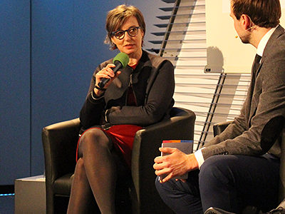 Kristin Hasselwander im Gespräch mit Moderator Martin Hoffmann.