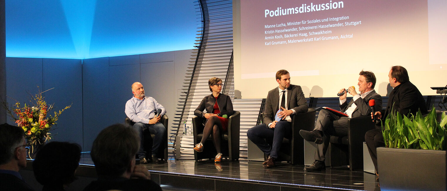 Bei der Mutmacher-Veranstaltung diskutierte Manne Lucha (zweiter von rechts) mit Karl Grumann, Kristin Hasselwander, Moderator Martin Hoffmann und Armin Koch (v.l.n.r.)