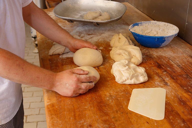Ein Bäcker produziert frisches Brot.