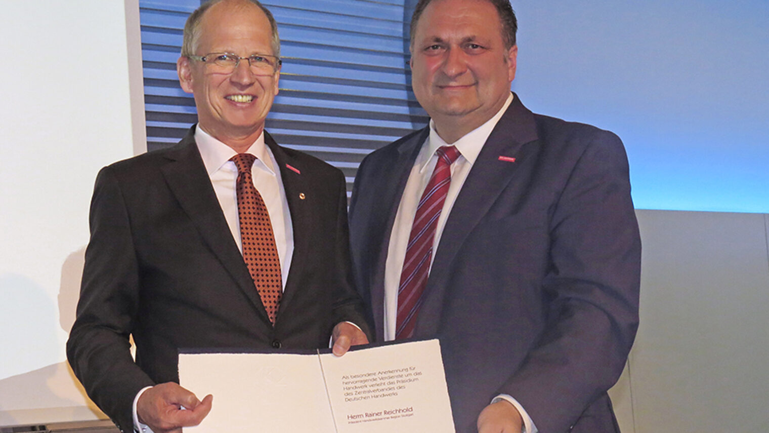 Hohe Auszeichnung: Der ZDH-Präsident Hans Peter Wollseifer (rechts) verleiht Kammerpräsident Rainer Reichhold (links) das Handwerkszeichen in Gold. 