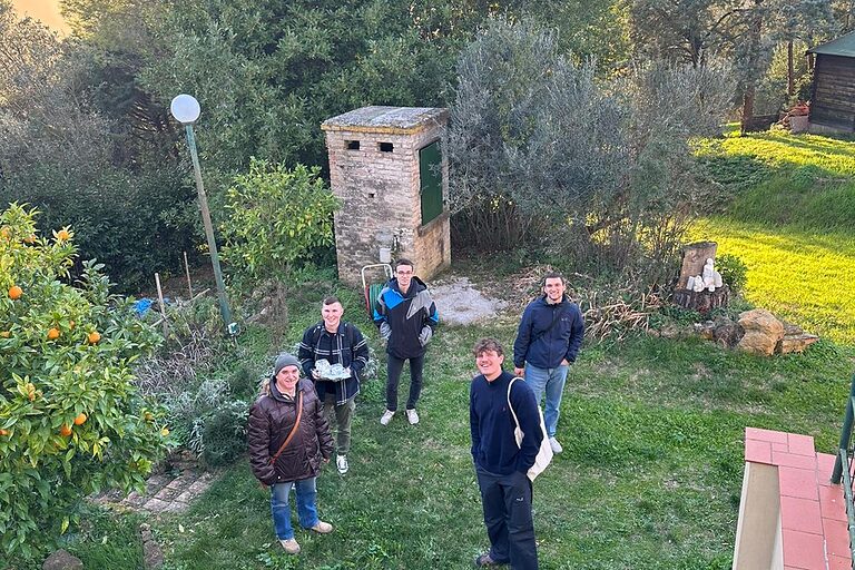 Angekommen in Volterra: Gartenkunde mit Mauricio von den Naturfreunden im Garten von Ile Vile