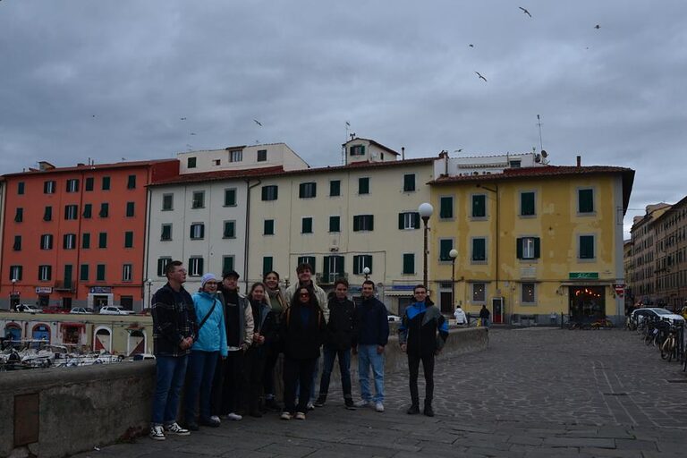 Gruppenausflug in die Küstenstadt Livorno mit schönen Gebäuden aus der Renaissance und rostigen Werften am Ufer
