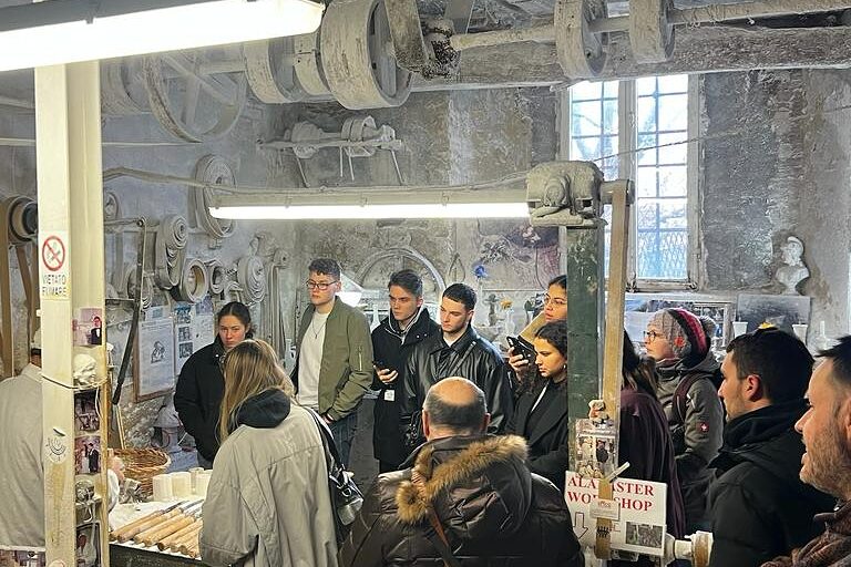Gemeinsamer Besuch in der Alabaster-Werkstatt in Volterra. Der für die Region typische Stein wird dort in präziser Handarbeit in Lampenschirme, Schmuck und Büsten verwandelt.
