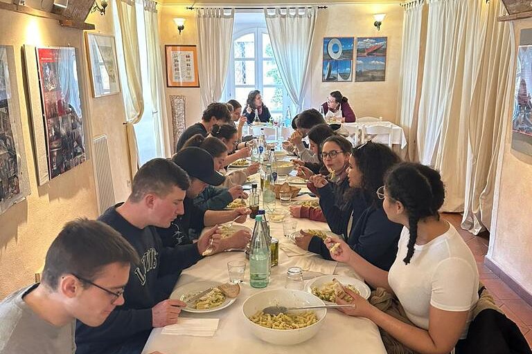 Gemeinsames Essen nach gemeinsamem Kochen in der Villa Palagione