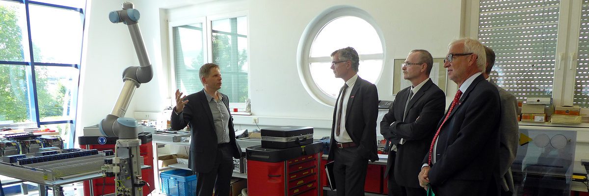 Dirk Thamm, Geschäftsführer der Faude Automatisierungstechnik, erklärt Thomas Hoefling, Norbert Durst und Claus Munkwitz die Einsatzmöglichkeiten der mobilen Roboter. (Personen v.l.n.r.) Dirk Thamm, Geschäftsführer der Faude Automatisierungstechnik, erklärt Thomas Hoefling, Norbert Durst und Claus Munkwitz die Einsatzmöglichkeiten der mobilen Roboter. (Personen v.l.n.r.)
