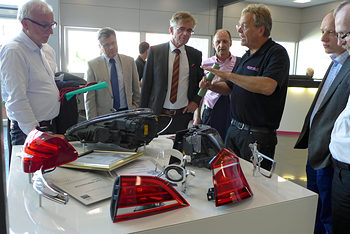 Claus Munkwitz, Karl Boßler (Kreishandwerksmeister, KH Esslingen-Nürtingen), Thomas Hoefling und Gerd Kistenfeger (Pressesprecher Handwerkskammer) lassen sich von Volker Reichle (Geschäftsführer Reichle GmbH  Gravier- und Laserschweißzentrum) zeigen, wieviel Graveur-Handwerk in den innovativen Produkten steckt.