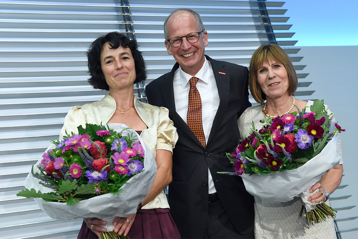 Kammerpräsident Rainer Reichhold überreichte den Gattinnen des alten und neuen Hauptgeschäftsführers Blumen. Kammerpräsident Rainer Reichhold überreichte den Gattinnen des alten und neuen Hauptgeschäftsführers Blumen.
