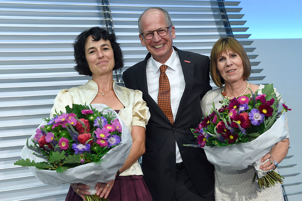 Kammerpräsident Rainer Reichhold überreichte den Gattinnen des alten und neuen Hauptgeschäftsführers Blumen.