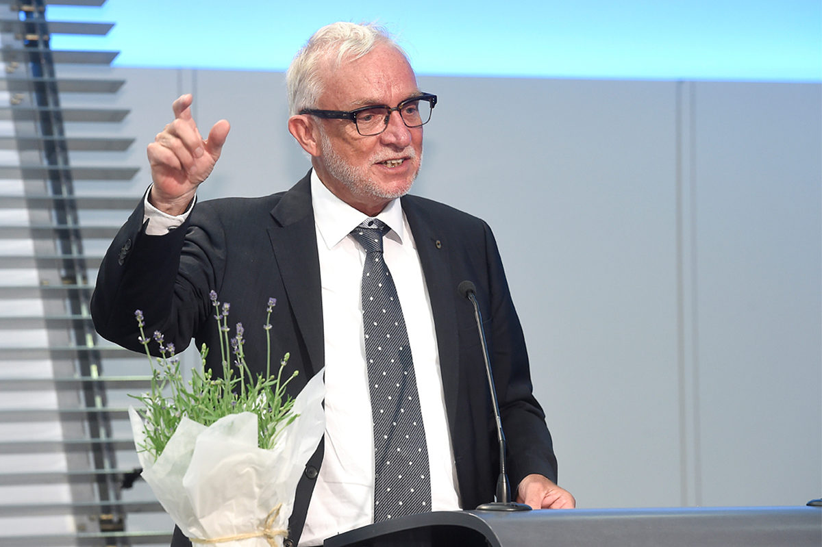 Der scheidende Hauptgeschäftsführer Claus Munkwitz bei seiner "Abschiedsrede". Der scheidende Hauptgeschäftsführer Claus Munkwitz bei seiner "Abschiedsrede".