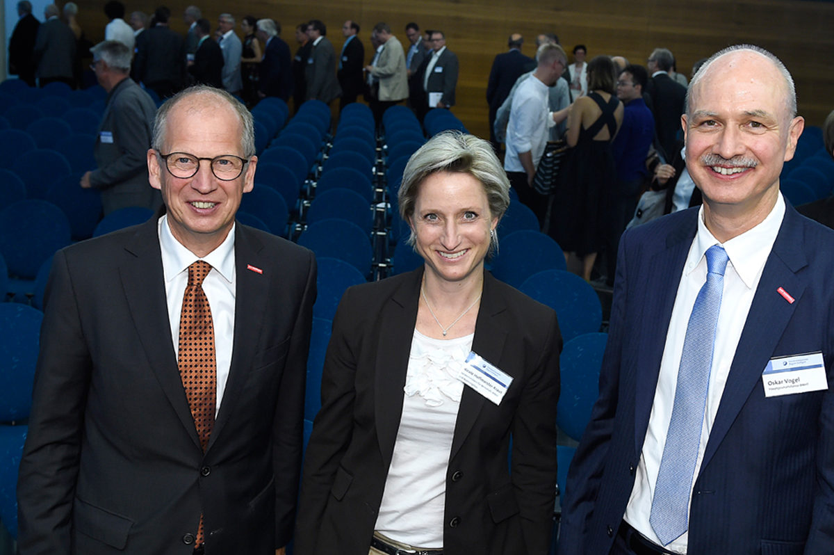 V.l.n.r.: Kammerpräsident Rainer Reichhold, Wirtschaftsministerin Dr. Nicole Hoffmeister-Kraut, BWHT-Hauptgeschäftsführer Oskar Vogel. V.l.n.r.: Kammerpräsident Rainer Reichhold, Wirtschaftsministerin Dr. Nicole Hoffmeister-Kraut, BWHT-Hauptgeschäftsführer Oskar Vogel.