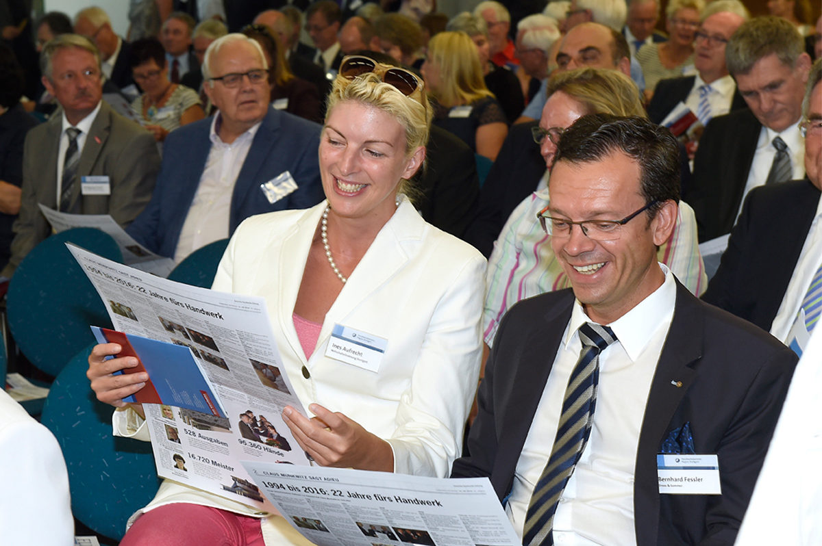 Großen Anklang bei den Gästen fand auch das "Flug-Blatt" - eine fiktive Sonderausgabe der Deutschen Handwerks Zeitung (DHZ) zum bevorstehenden Ruhestand von Claus Munkwitz. Großen Anklang bei den Gästen fand auch das "Flug-Blatt" - eine fiktive Sonderausgabe der Deutschen Handwerks Zeitung (DHZ) zum bevorstehenden Ruhestand von Claus Munkwitz.