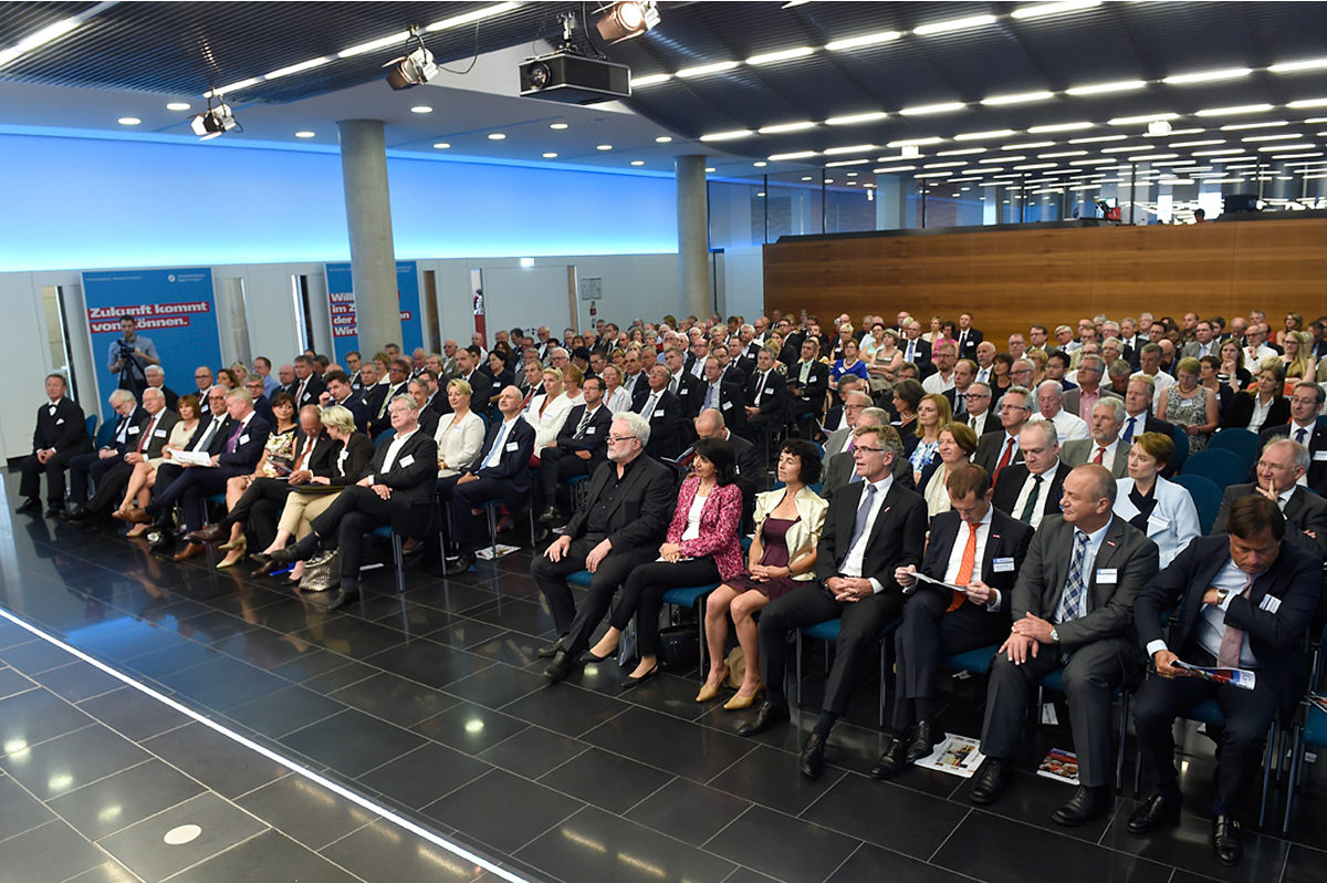 Zur Verabschiedung kamen zahlreiche Vertreter aus Politik und Wirtschaft sowie langjährige Weggefährten von Claus Munkwitz. Zur Verabschiedung kamen zahlreiche Vertreter aus Politik und Wirtschaft sowie langjährige Weggefährten von Claus Munkwitz.