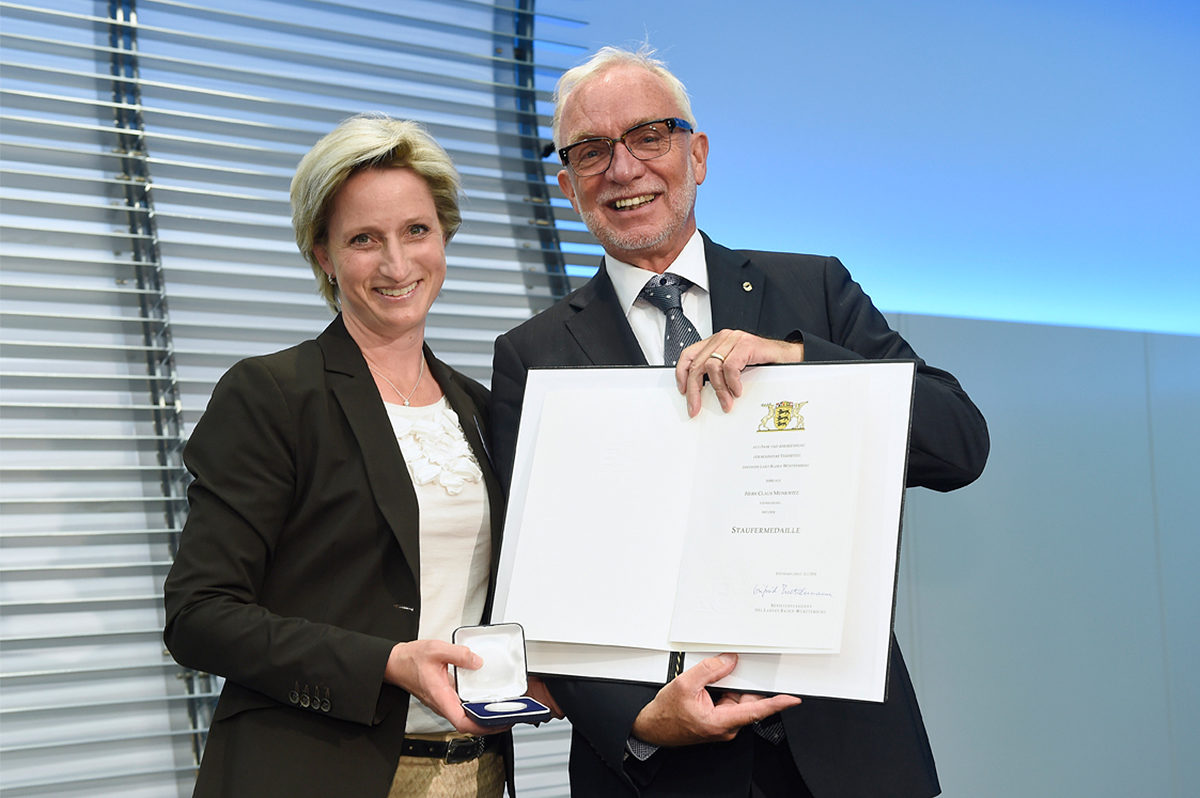 Dr. Nicole Hoffmeister-Kraut, Wirtschaftsministerin des Landes Baden-Württemberg, überreichte Claus Munkwitz für seine vorbildlichen Verdienste um das baden-württembergische Handwerk die Staufermedaille des Landes. Dr. Nicole Hoffmeister-Kraut, Wirtschaftsministerin des Landes Baden-Württemberg, überreichte Claus Munkwitz für seine vorbildlichen Verdienste um das baden-württembergische Handwerk die Staufermedaille des Landes.