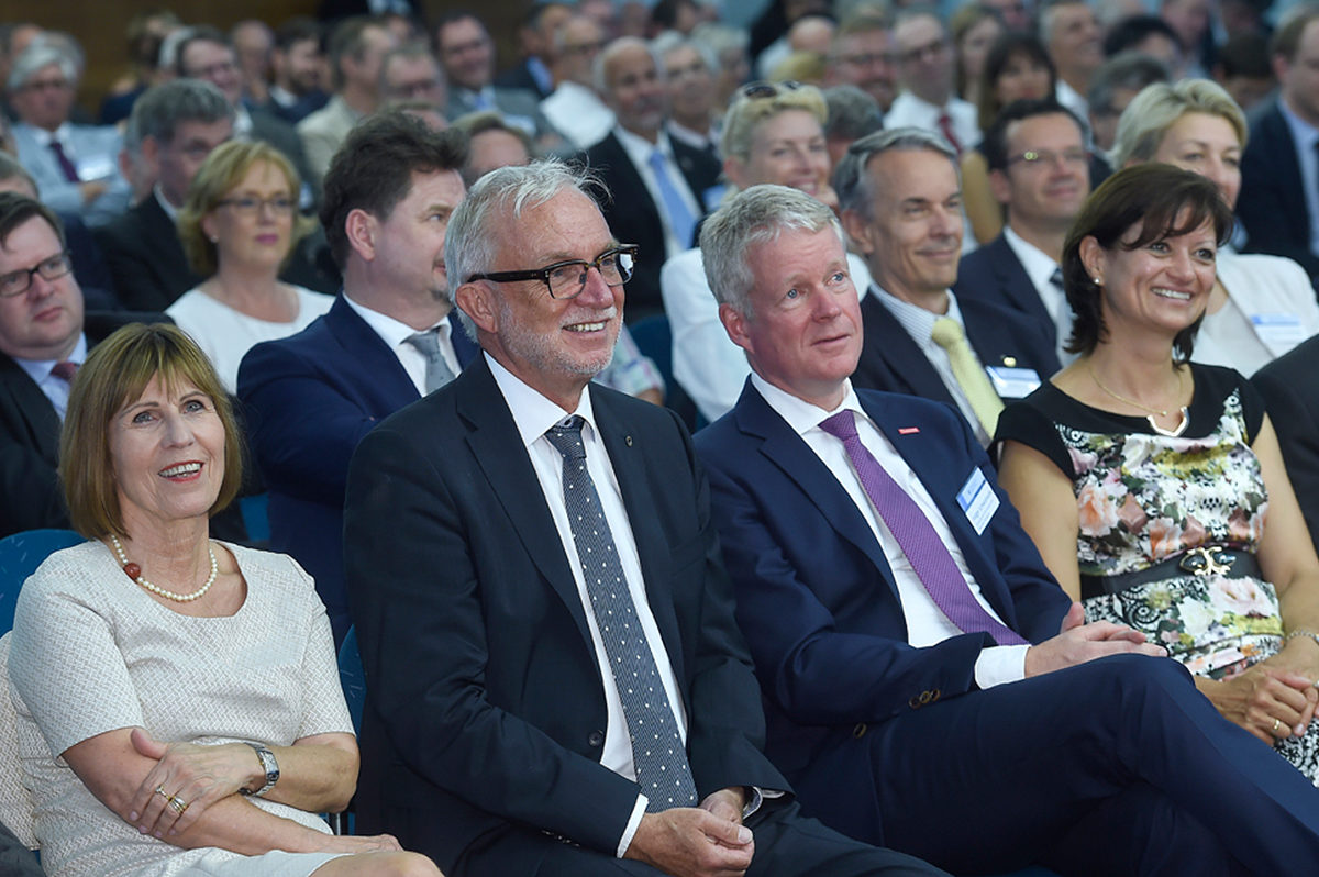 Claus Munkwitz neben seiner Gattin und Holger Schwannecke, Generalsekretär des Zentralverbands des Deutschen Handwerks (ZDH). Claus Munkwitz neben seiner Gattin und Holger Schwannecke, Generalsekretär des Zentralverbands des Deutschen Handwerks (ZDH).