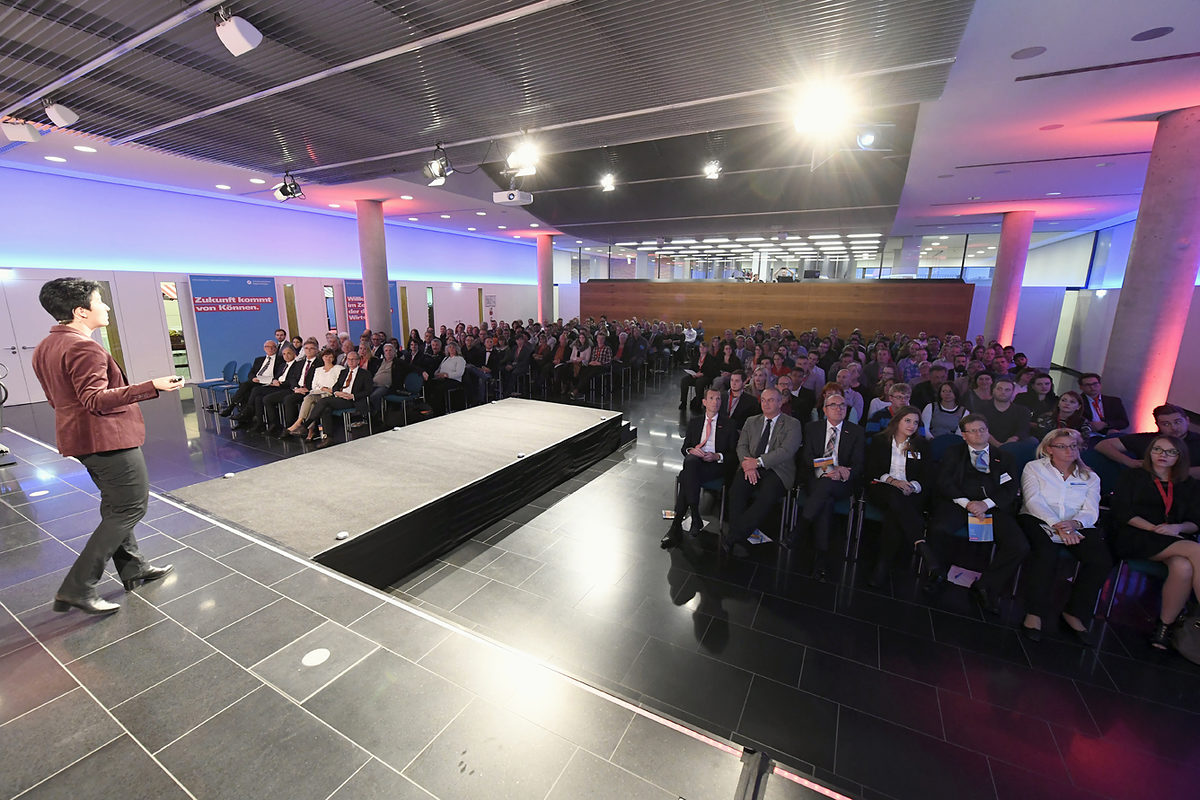 Das Forum der Handwerkskammer Region Stuttgart war bis auf den letzten Platz gefüllt. Das Forum der Handwerkskammer Region Stuttgart war bis auf den letzten Platz gefüllt.