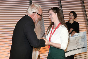 Claus Munkwitz, ehemaliger Hauptgeschäftsführer der Kammer, überreicht Schuhmacherin Yasemin Bisinger ihren Förderpreis des Rotary-Clubs Stuttgart.