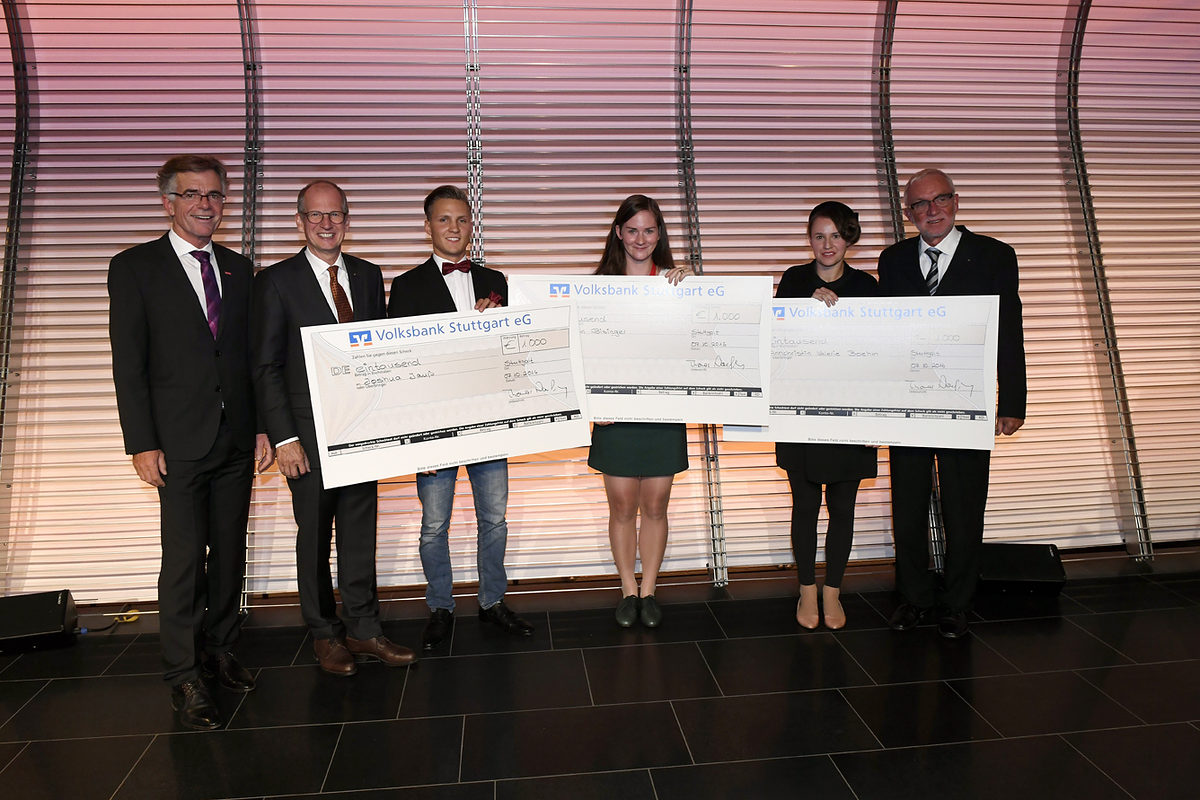 V.l.n.r.: Hauptgeschäftsführer Thomas Hoefling, Kammerpräsident Rainer Reichhold, die Rotary-Preisträger Joshua Jauß, Yasemin Biesinger und Annchristin Valerie Boehm sowie Claus Munkwitz, ehemaliger Hauptgeschäftsführer der Kammer. V.l.n.r.: Hauptgeschäftsführer Thomas Hoefling, Kammerpräsident Rainer Reichhold, die Rotary-Preisträger Joshua Jauß, Yasemin Biesinger und Annchristin Valerie Boehm sowie Claus Munkwitz, ehemaliger Hauptgeschäftsführer der Kammer.