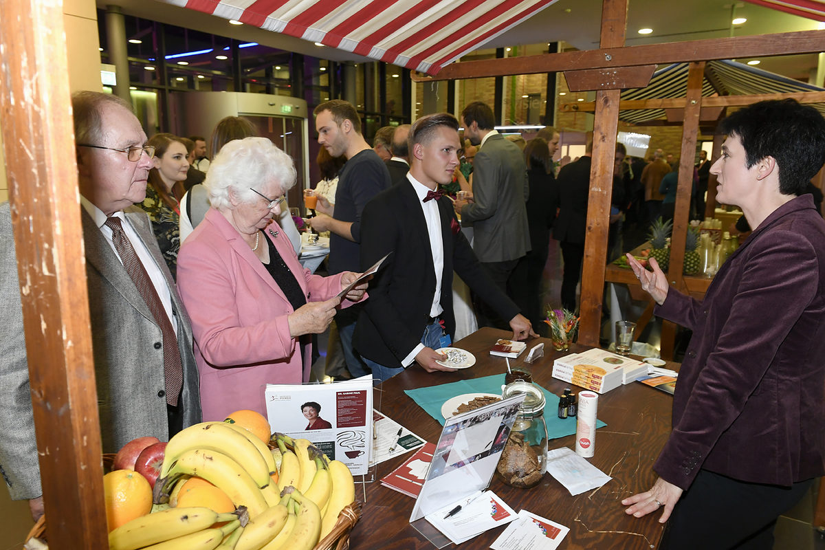 Auf dem "Vitalmarkt" im Foyer konnten die Gäste regionale und exotische Superfoods kosten und dabei Wissenswertes über die Inhaltsstoffe und deren Superkräfte erfahren. Auf dem "Vitalmarkt" im Foyer konnten die Gäste regionale und exotische Superfoods kosten und dabei Wissenswertes über die Inhaltsstoffe und deren Superkräfte erfahren.