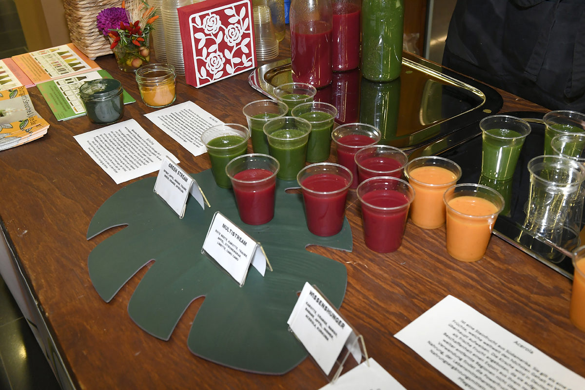 Auf dem "Vitalmarkt" im Foyer konnten die Gäste regionale und exotische Superfoods kosten und dabei Wissenswertes über die Inhaltsstoffe und deren Superkräfte erfahren. Auf dem "Vitalmarkt" im Foyer konnten die Gäste regionale und exotische Superfoods kosten und dabei Wissenswertes über die Inhaltsstoffe und deren Superkräfte erfahren.