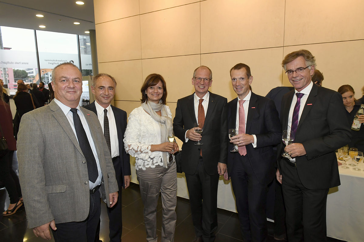 Auch Kammer-Vizepräsident Andreas Fiala (1.v.l.), Dr. Bernd Stockburger (Geschäftsführer Berufliche Bildung, 2.v.l.), Präsident Rainer Reichhold (3.v.r.), Vizepräsident Alexander Kotz (2.v.r.) und Hauptgeschäftsführer Thomas Hoefling waren beim PLW zu Gast. Auch Kammer-Vizepräsident Andreas Fiala (1.v.l.), Dr. Bernd Stockburger (Geschäftsführer Berufliche Bildung, 2.v.l.), Präsident Rainer Reichhold (3.v.r.), Vizepräsident Alexander Kotz (2.v.r.) und Hauptgeschäftsführer Thomas Hoefling waren beim PLW zu Gast.