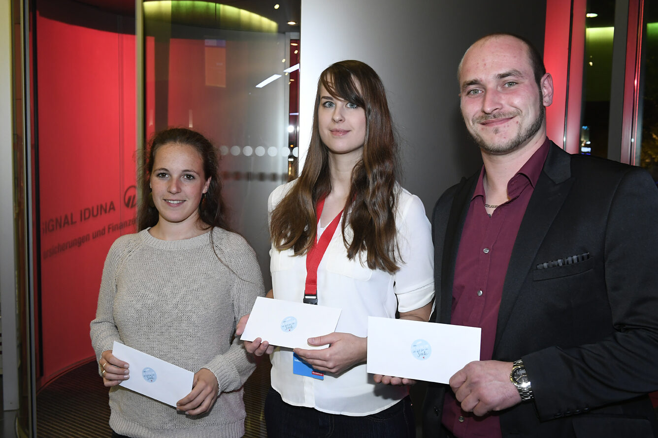 Drei PLW-Sieger dürften sich über Weiterbildungsgutscheine freuen, die sie beim "Wissenstest" im Foyer gewannen.