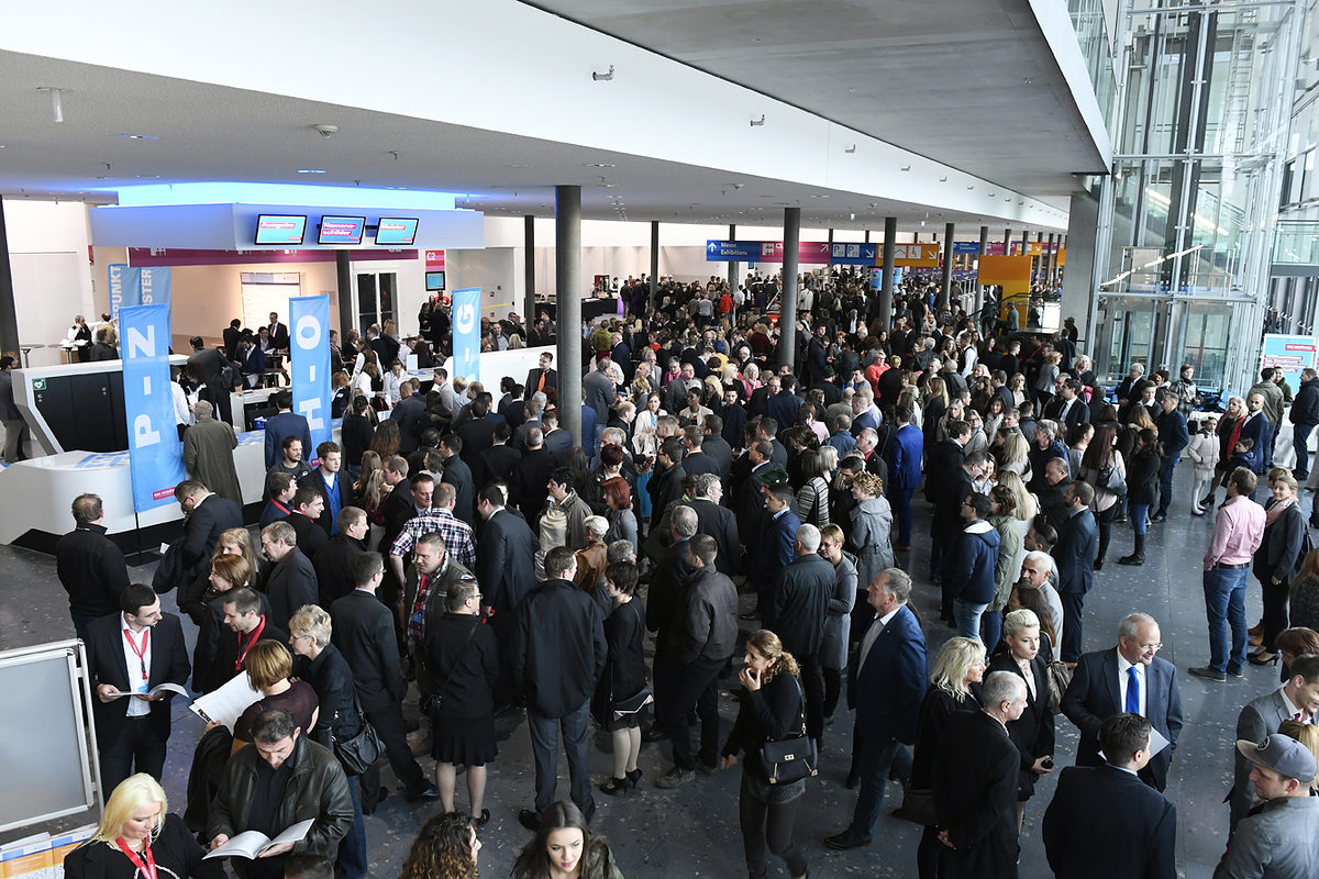 Im Forum des Internationalen Congresscentrums Stuttgart herrschte bei der Meisterfeier vor Beginn des Festakts reichlich Betrieb. Im Forum des Internationalen Congresscentrums Stuttgart herrschte bei der Meisterfeier vor Beginn des Festakts reichlich Betrieb.