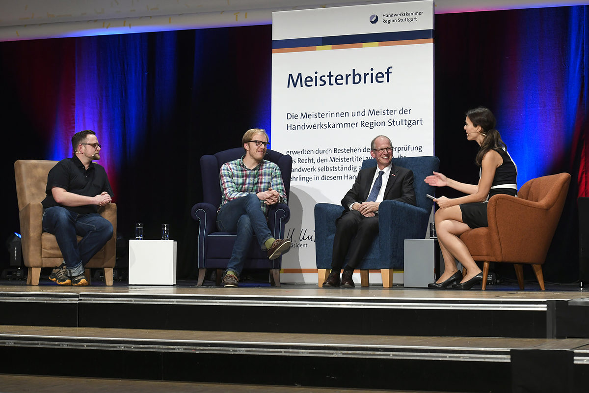 Die Talkrunde mit Kammerpräsident Rainer Reichhold, Ofenbauermeister Bernd Hermann aus Marbach am Neckar und Axel Schenke von den "Malertekten" in Esslingen. Die Talkrunde mit Kammerpräsident Rainer Reichhold, Ofenbauermeister Bernd Hermann aus Marbach am Neckar und Axel Schenke von den "Malertekten" in Esslingen.