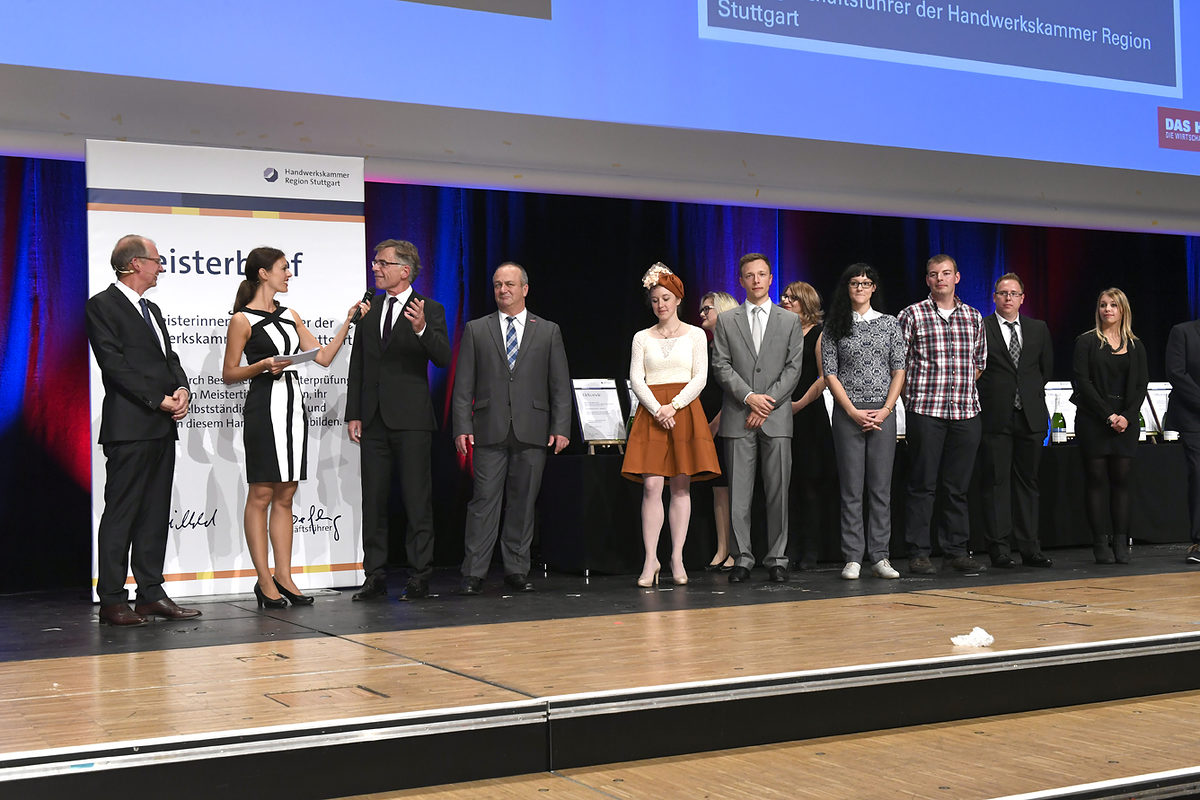 Die Bestmeister wurden auf der Bühne von Kammerpräsident Rainer Reichhold (1.v.l.), Hauptgeschäftsführer Thomas Hoefling (3.v.l.) und Vizepräsident Andreas Fiala (4.v.l.) geehrt. Die Bestmeister wurden auf der Bühne von Kammerpräsident Rainer Reichhold (1.v.l.), Hauptgeschäftsführer Thomas Hoefling (3.v.l.) und Vizepräsident Andreas Fiala (4.v.l.) geehrt.