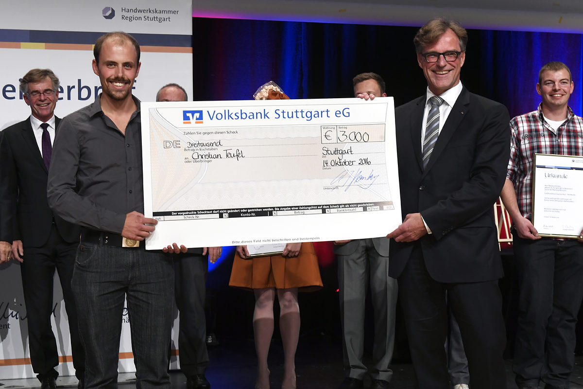 Den Rotary-Förderpreis in Höhe von 3.000 Euro erhielt Schreinermeister Christian Teufel aus Straßberg. Den Rotary-Förderpreis in Höhe von 3.000 Euro erhielt Schreinermeister Christian Teufel aus Straßberg.