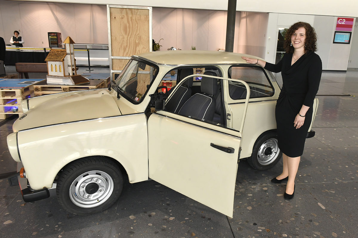 Sattlermeisterin Daniela Rapp stattete ihr Meisterstück - einen Trabant 601 S - unter anderem mit dem Automobilstoff Fischgrat, Kunststoffleder, grauem Veloursteppich und anthrazitfarbenem Kunstleder aus. Sattlermeisterin Daniela Rapp stattete ihr Meisterstück - einen Trabant 601 S - unter anderem mit dem Automobilstoff Fischgrat, Kunststoffleder, grauem Veloursteppich und anthrazitfarbenem Kunstleder aus.