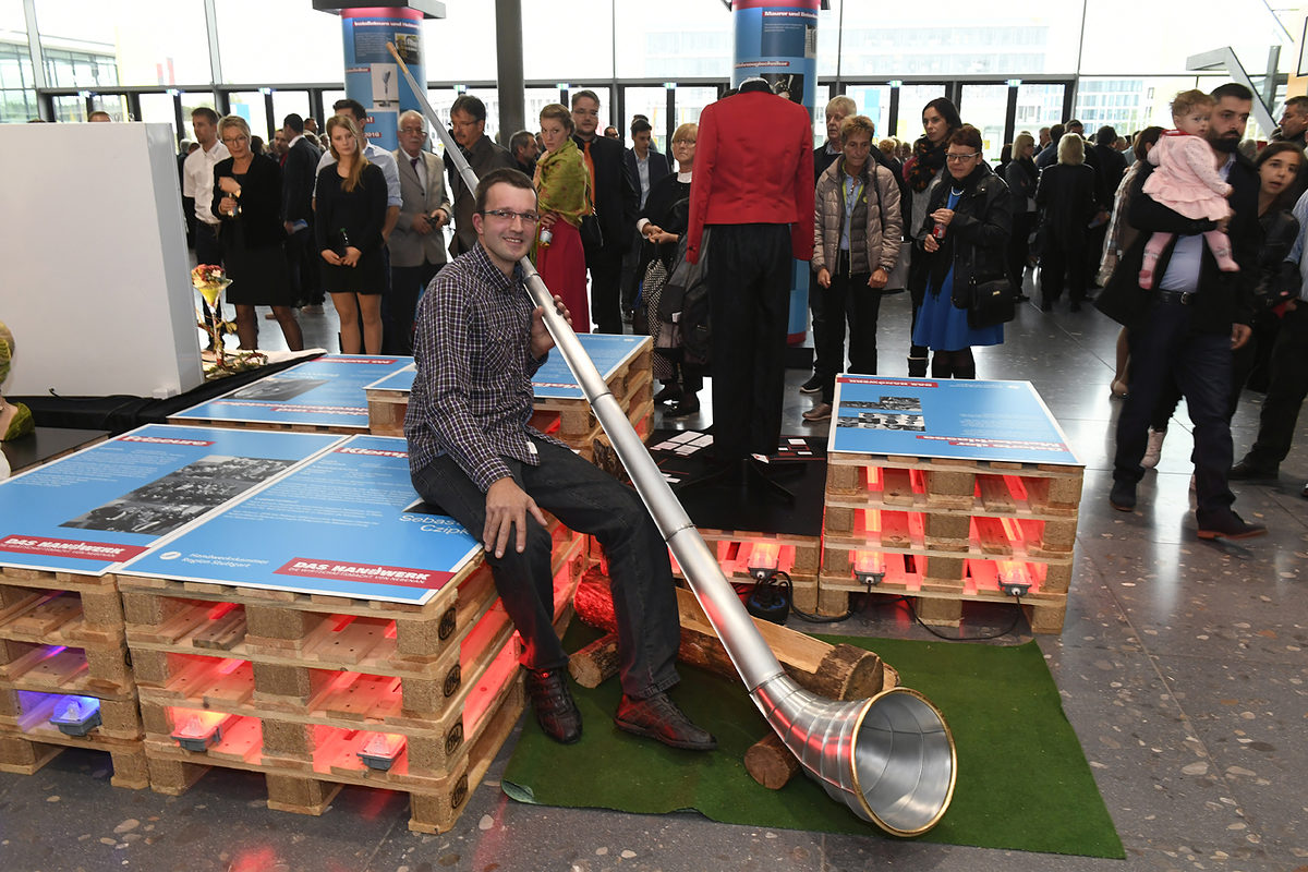Klempnermeister Sebastian Czipke aus Weissach im Tal mit seinem Meisterstück: einem Alphorn aus Titanzink. Klempnermeister Sebastian Czipke aus Weissach im Tal mit seinem Meisterstück: einem Alphorn aus Titanzink.