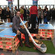 Klempnermeister Sebastian Czipke aus Weissach im Tal mit seinem Meisterstück: einem Alphorn aus Titanzink.