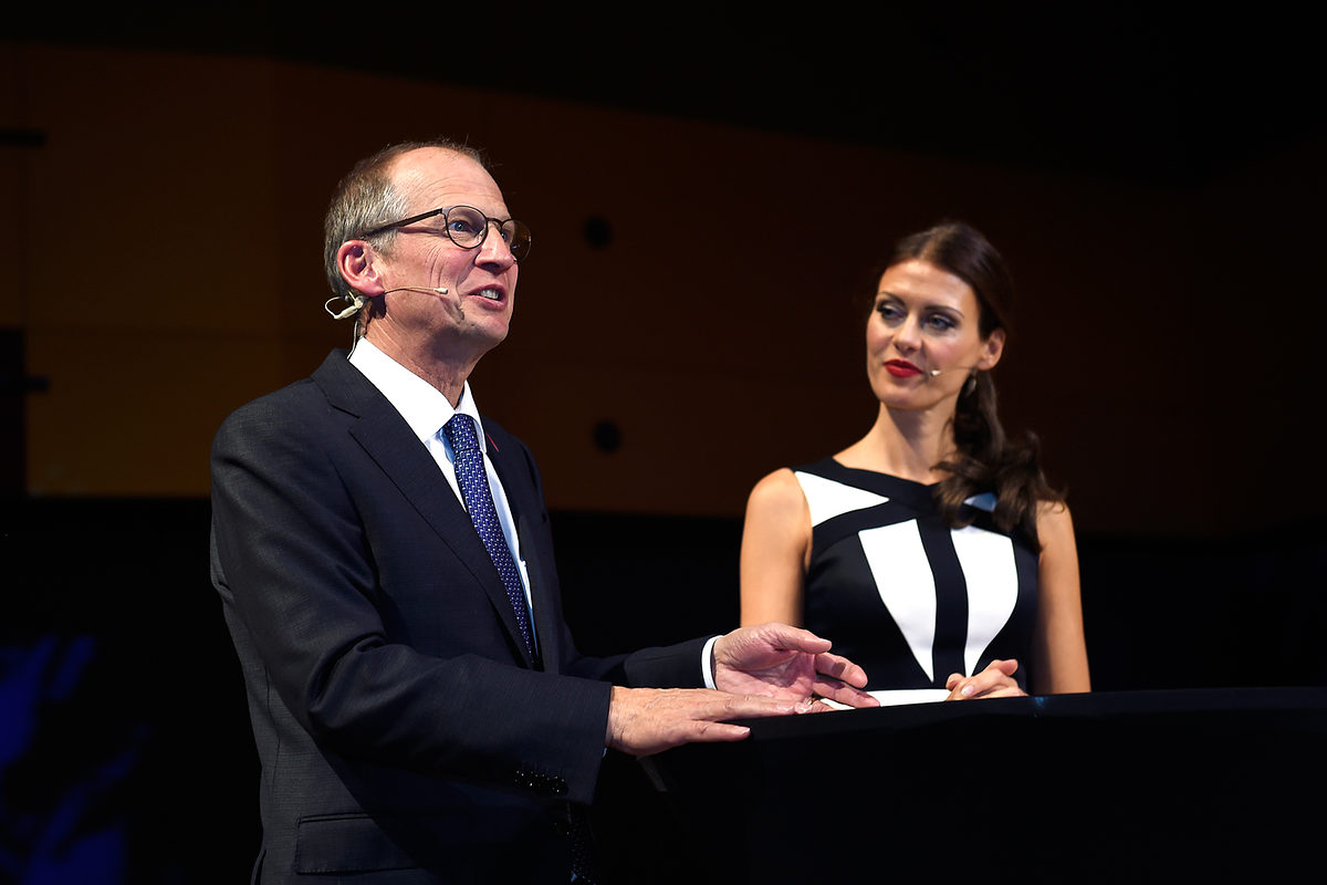 Kammerpräsident Rainer Reichhold erhob insgesamt 796 Handwerkerinnen und Handwerker in den Meisterstand. Rechts Moderatorin Angela Julie Wadenpohl. Kammerpräsident Rainer Reichhold erhob insgesamt 796 Handwerkerinnen und Handwerker in den Meisterstand. Rechts Moderatorin Angela Julie Wadenpohl.