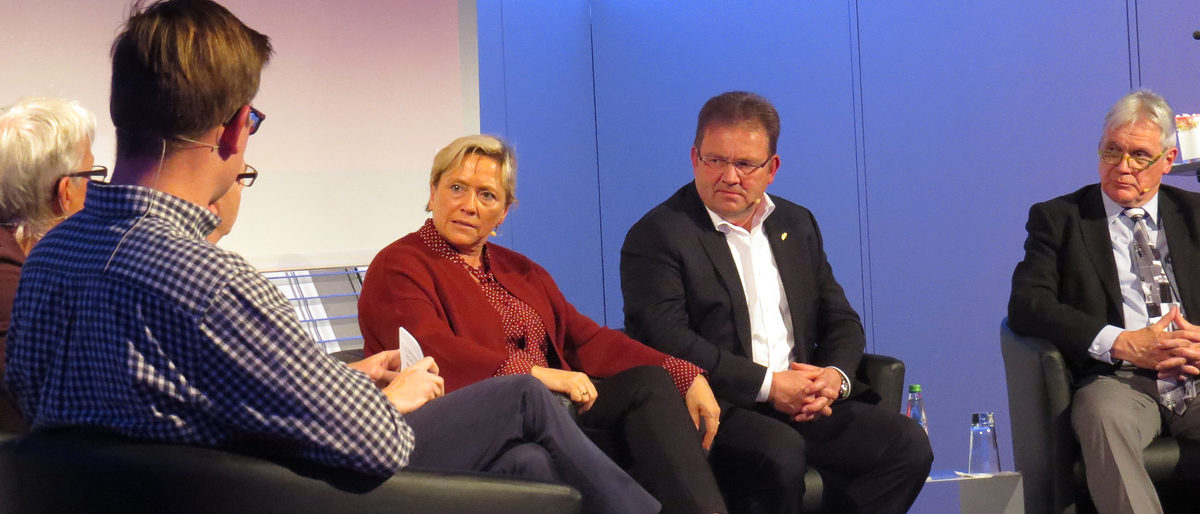 Kultusministerin Dr. Susanne Eisenmann (Mitte) diskutierte auf dem Podium mit Vertretern des Handwerks und der Schulen über das Thema Berufsorientierung. Kultusministerin Dr. Susanne Eisenmann (Mitte) diskutierte auf dem Podium mit Vertretern des Handwerks und der Schulen über das Thema Berufsorientierung.