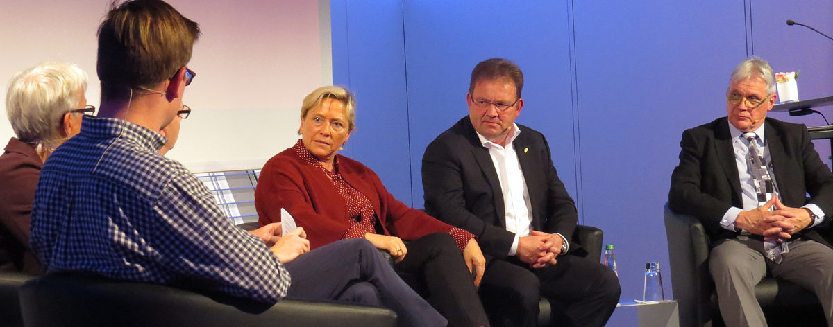 Kultusministerin Dr. Susanne Eisenmann (Mitte) diskutierte auf dem Podium mit Vertretern des Handwerks und der Schulen über das Thema Berufsorientierung. Kultusministerin Dr. Susanne Eisenmann (Mitte) diskutierte auf dem Podium mit Vertretern des Handwerks und der Schulen über das Thema Berufsorientierung.