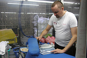 So wird's gemacht: Julian Miebach von der Textilreinigung Trieb war Pate der Aktion und leitete den Besucher bei der Mitarbeit im Betrieb an.