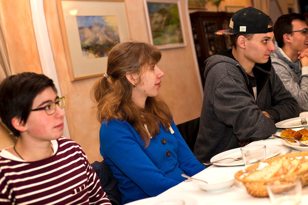 Gespannt lauschen Malerin und Lackierin Franziska, Steinmetzin und Steinbildhauerin Janina und Stuckateur Nick, was sie erwartet. Gespannt lauschen Malerin und Lackierin Franziska, Steinmetzin und Steinbildhauerin Janina und Stuckateur Nick, was sie erwartet.