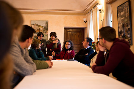 Die Italienischlehrerinnen Paula (stehend links) und Antonella (stehend rechts) sowie Antonella Stillitano (sitzend) und Marino Camerini (sitzend rechts) informieren die Jugendlichen.
