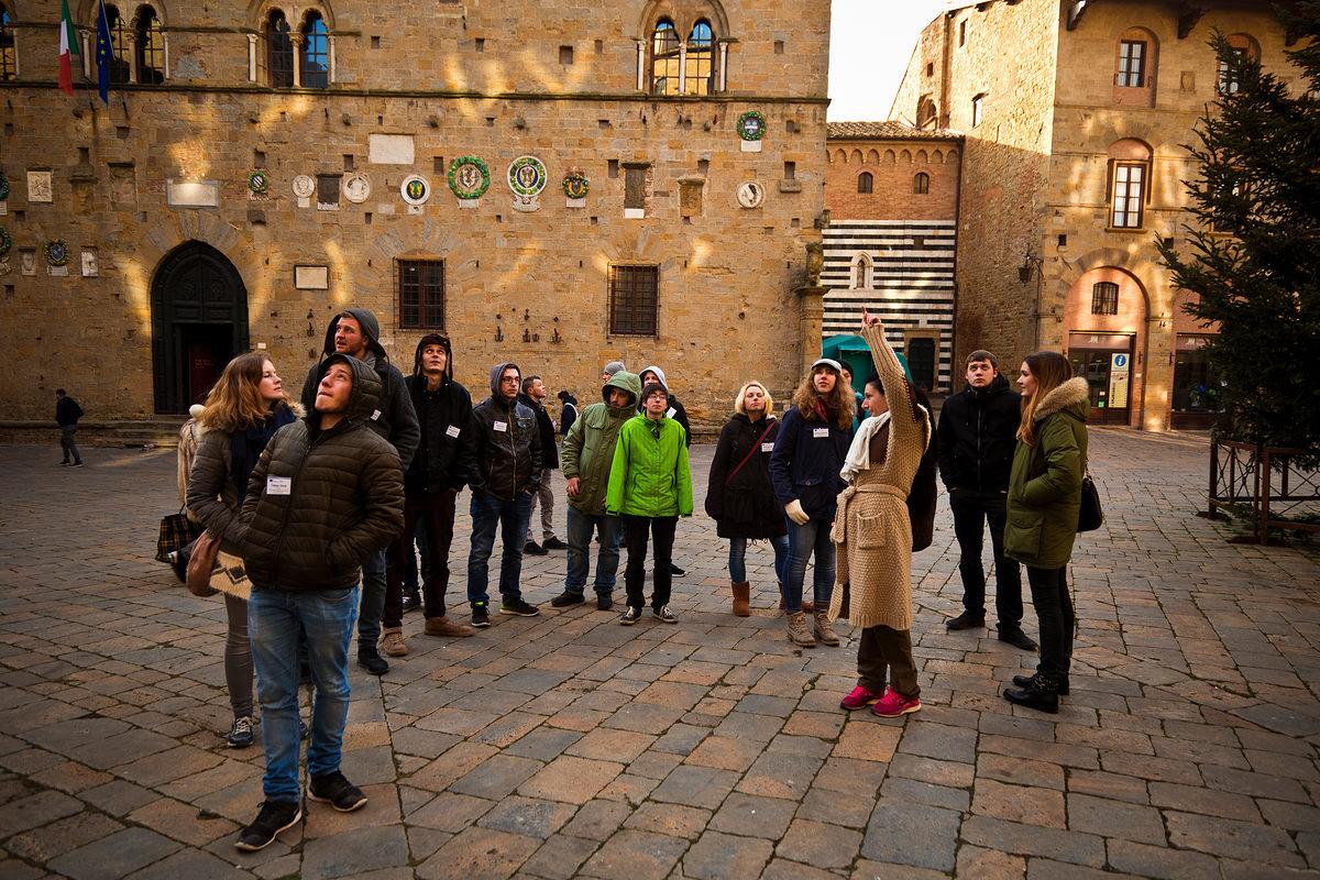 Italienisch-Lehrerin Paula zeigt die Sehenswürdigkeiten in Volterra.