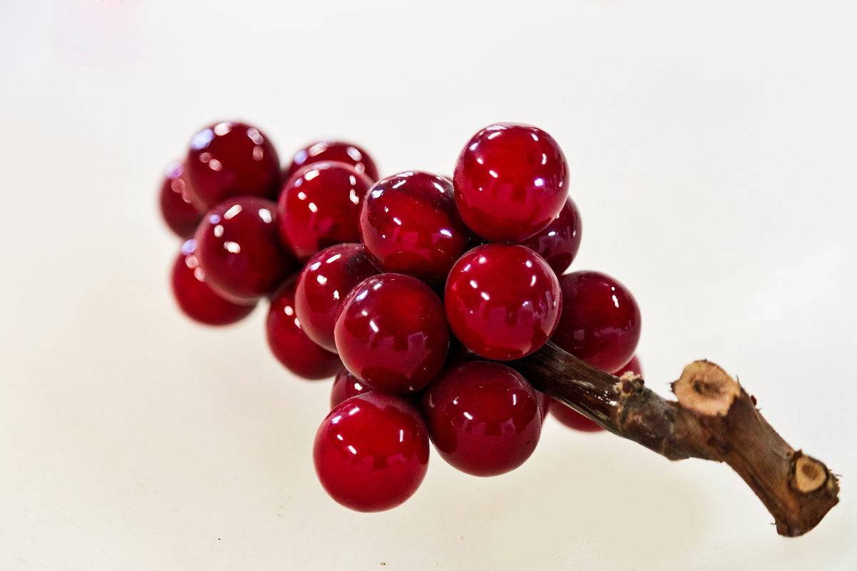 Nicht zum Essen geeignet: Die täuschend echt aussehenden Kirschen sind aus Alabaster gemacht. Nicht zum Essen geeignet: Die täuschend echt aussehenden Kirschen sind aus Alabaster gemacht.