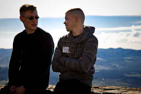 Fabian und Rafael genießen die Sonne.