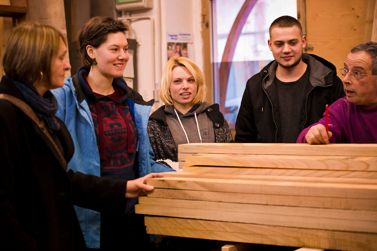 Übersetzungsunterstützung gab es von Christa Kirchberger. So verstanden Rebecca, Sina und Lennart, was die Schreinermeister berichteten. Übersetzungsunterstützung gab es von Christa Kirchberger. So verstanden Rebecca, Sina und Lennart, was die Schreinermeister berichteten.