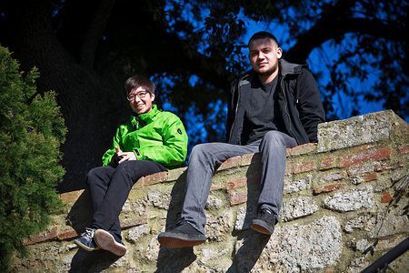 Franziska und Lennart genießen die Sonnenstrahlen