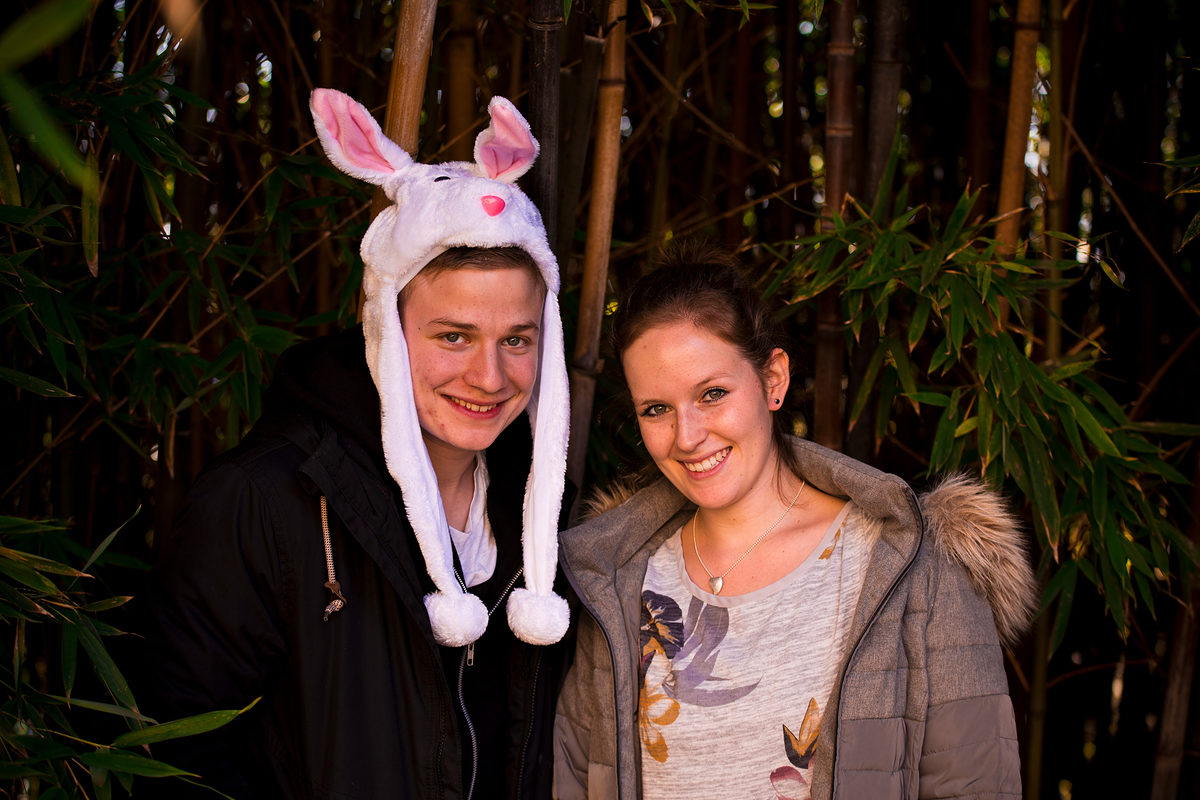 Lukas mit stylischer Häschenmütze und Alexandra. Lukas mit stylischer Häschenmütze und Alexandra.